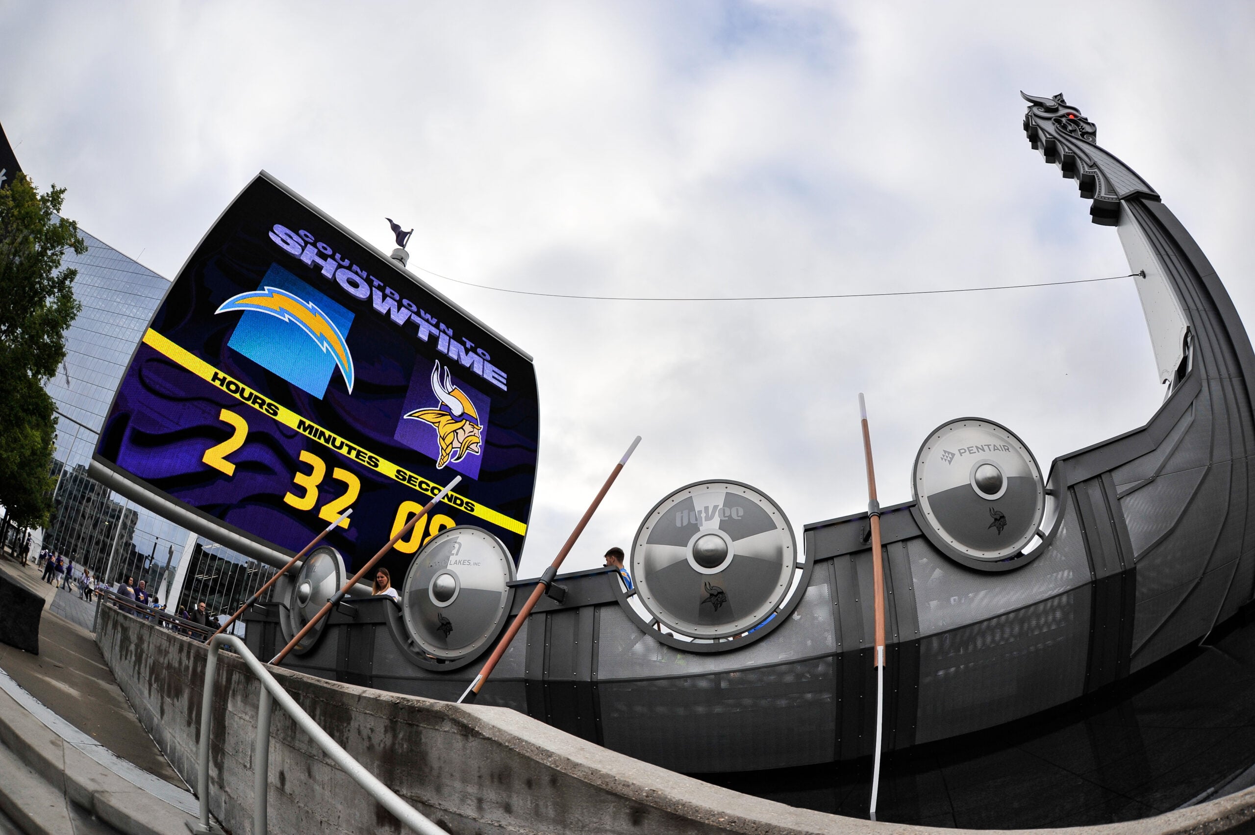 The Vikings’ Front Office Should at Least Make a Phone Call — Vikings Territory, Larkspur Arts news